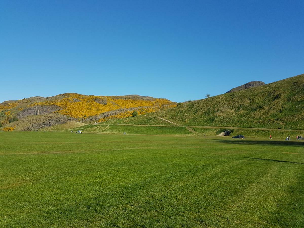 Beautiful Holyrood Park Apartment エディンバラ エクステリア 写真